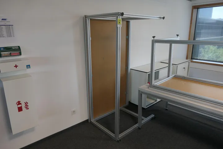 Arbeitstisch Maße in cm ca. 180 x 100 x 77